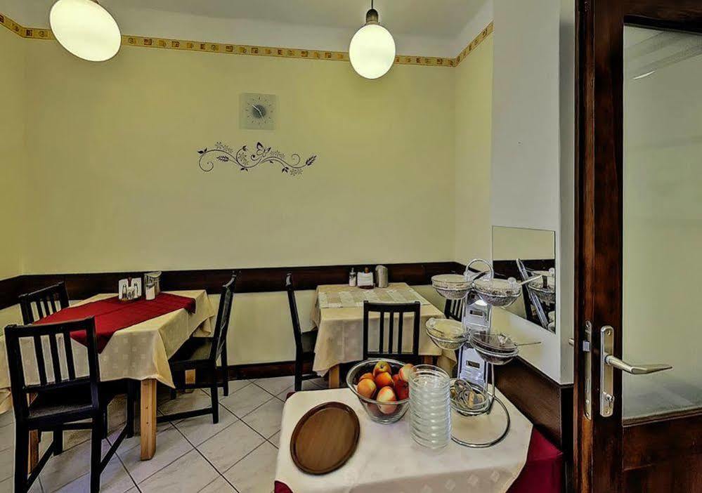 Hotel Metro Budapest Esterno foto