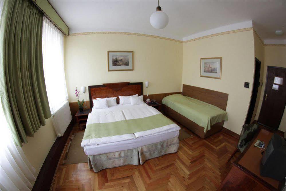 Hotel Metro Budapest Esterno foto